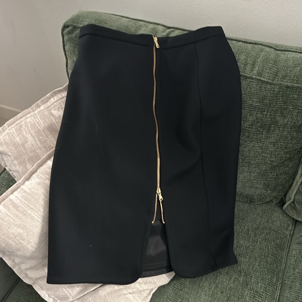 Black lined Wool Skirt. - Picture 2 of 3